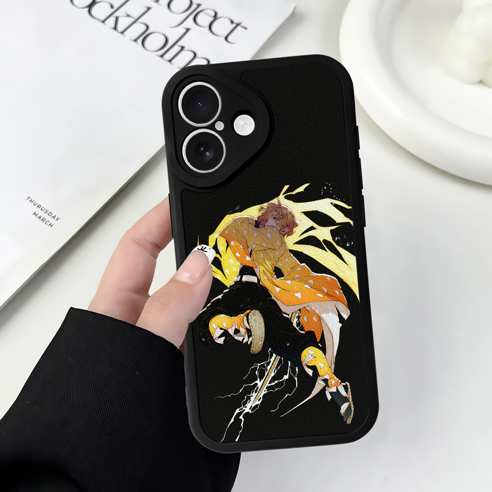 （画像用） 鬼滅の刃（きめつのやいば）我妻 善逸／あがつま ぜんいつ Agatsuma Zenitsu 【iPhone 16シリーズ対応】シリコンスマホケース（レザー調） 材質：シリコン